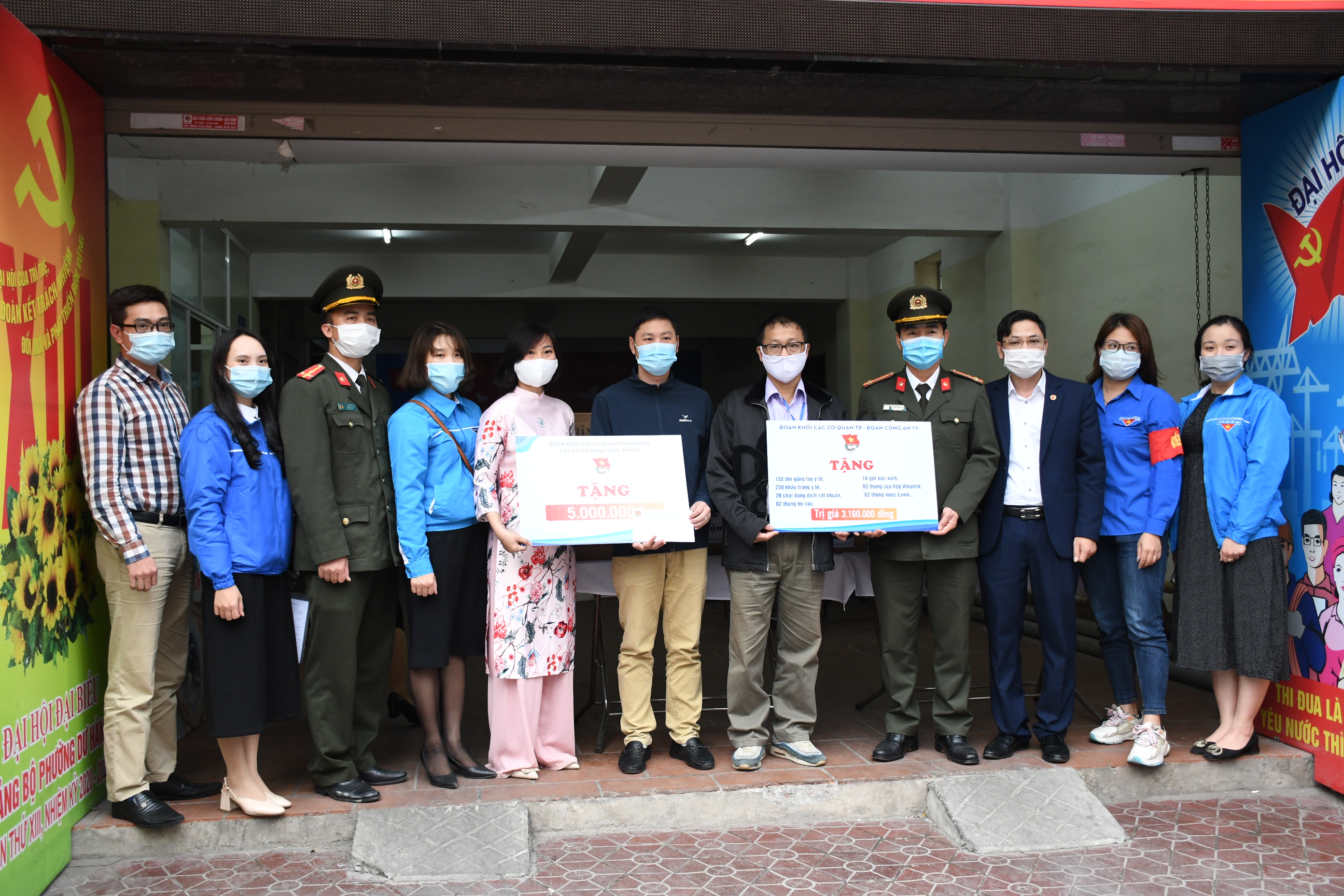 100% các cấp bộ Đoàn tổ chức tuyên truyền, phát khẩu trang, nước sát khuẩn miễn phí cho nhân dân